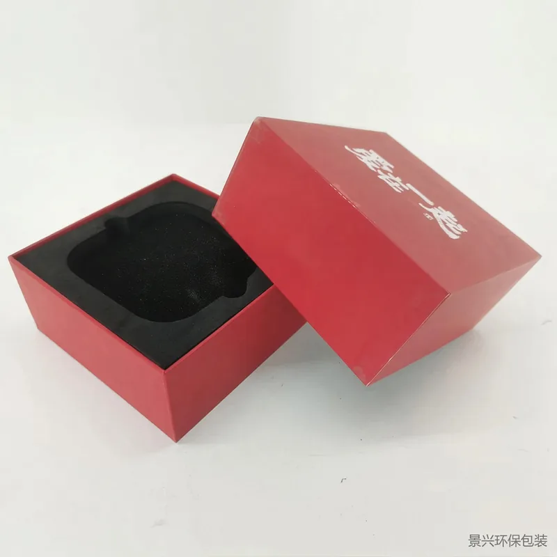 Lidded gift box with foam pad
