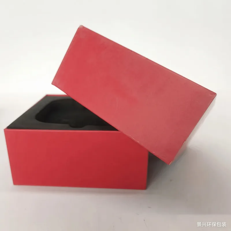 Lidded gift box with foam pad